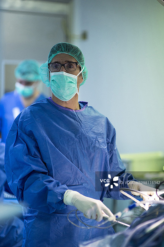 骨科医生在ICU使用医疗设备进行手术图片素材