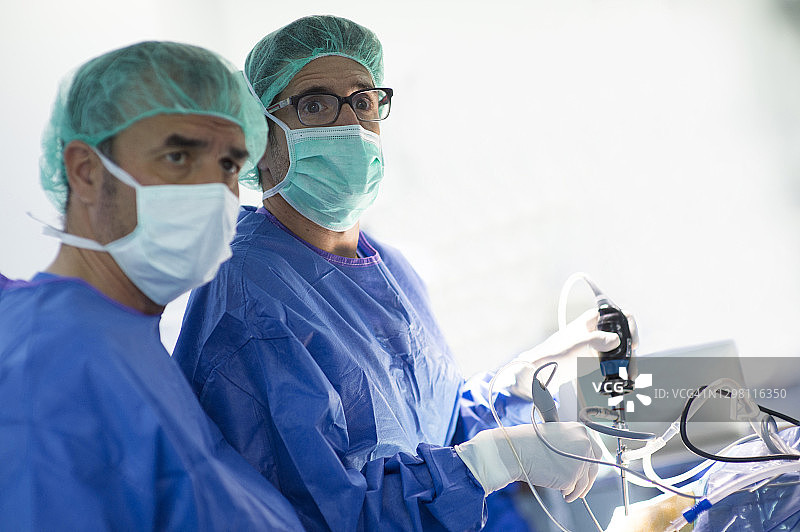 骨科医生与男同事在医院急诊室进行手术图片素材
