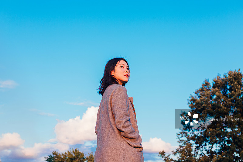 寻找方向的年轻女人图片素材