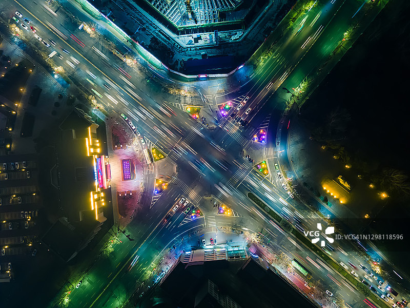 夜晚城市街道十字路口的航拍景色图片素材
