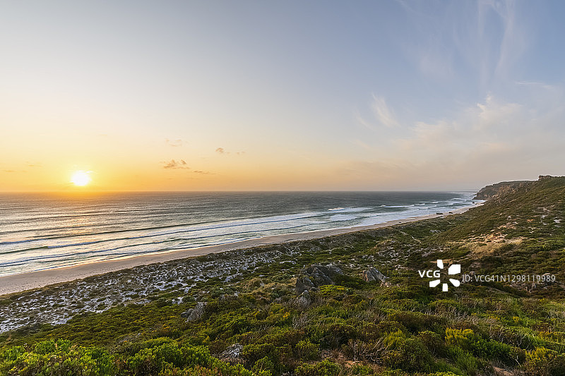 澳大利亚日落时多风的海港海岸线和太平洋图片素材