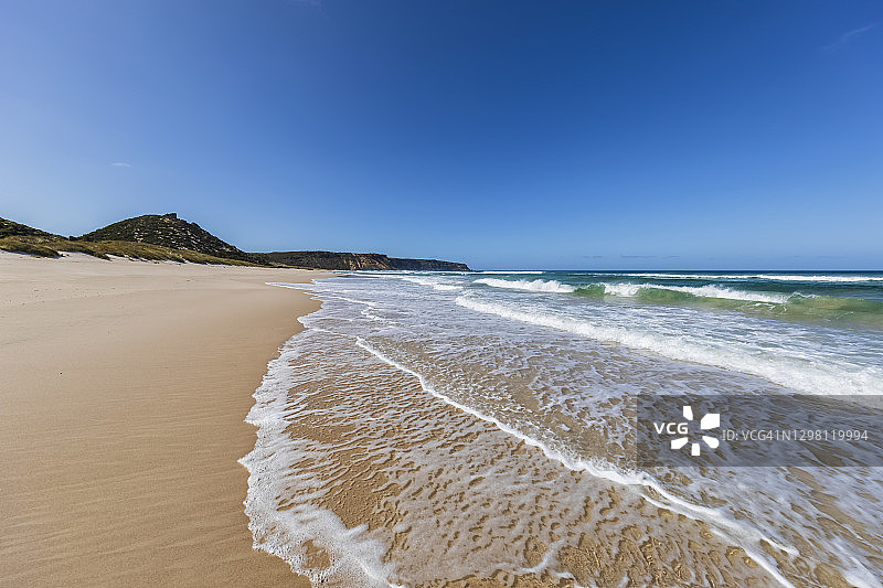 澳大利亚三文鱼海滩上的晴朗蓝天图片素材