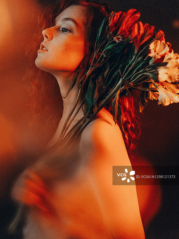 悲伤的红发女孩的侧面特写图片素材