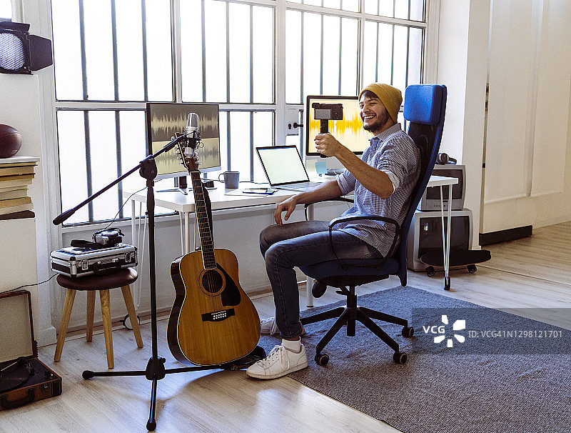 坐在工作室里制作视频博客的音乐家图片素材
