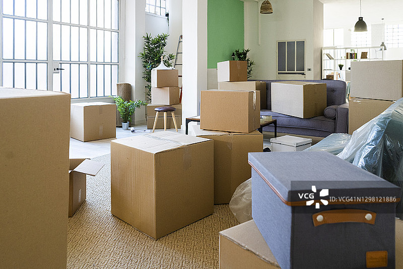 搬家时新家中的纸板箱图片素材