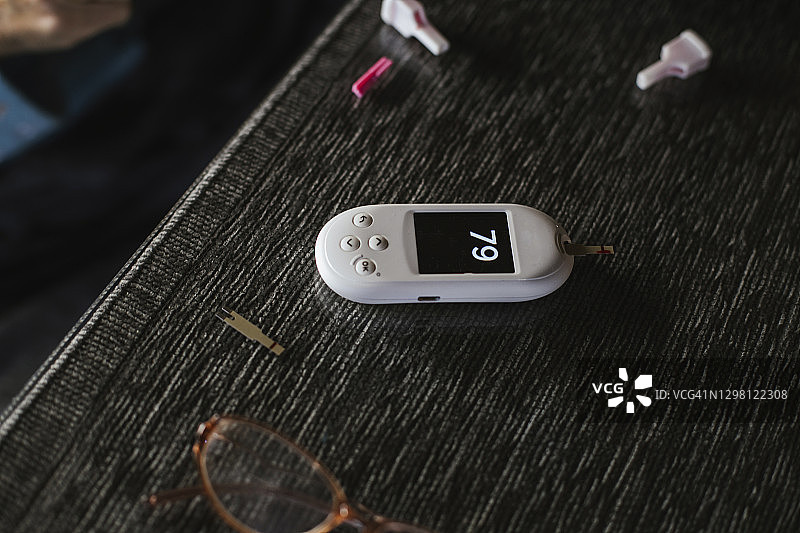 客厅桌子上的血糖测量图片素材