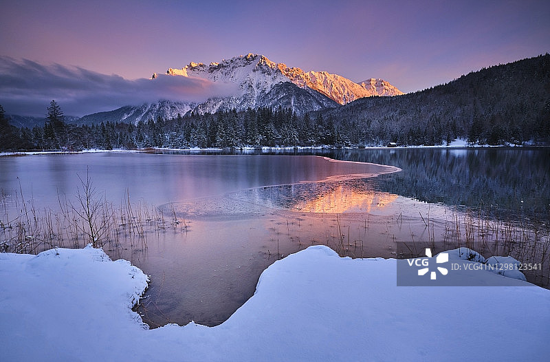 日落时分，劳特湖与卡文德尔山的景色图片素材