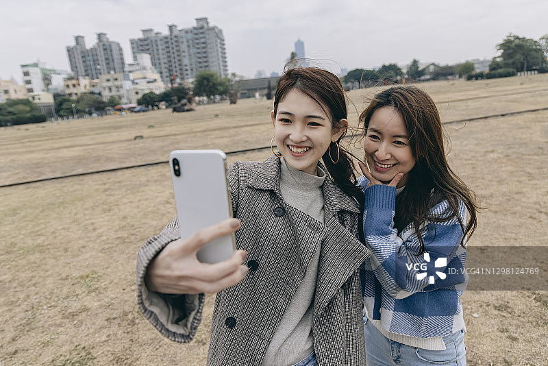 两位亚洲女性在公园自拍图片素材
