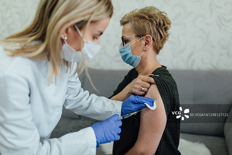 年长的白人女性接种疫苗图片素材