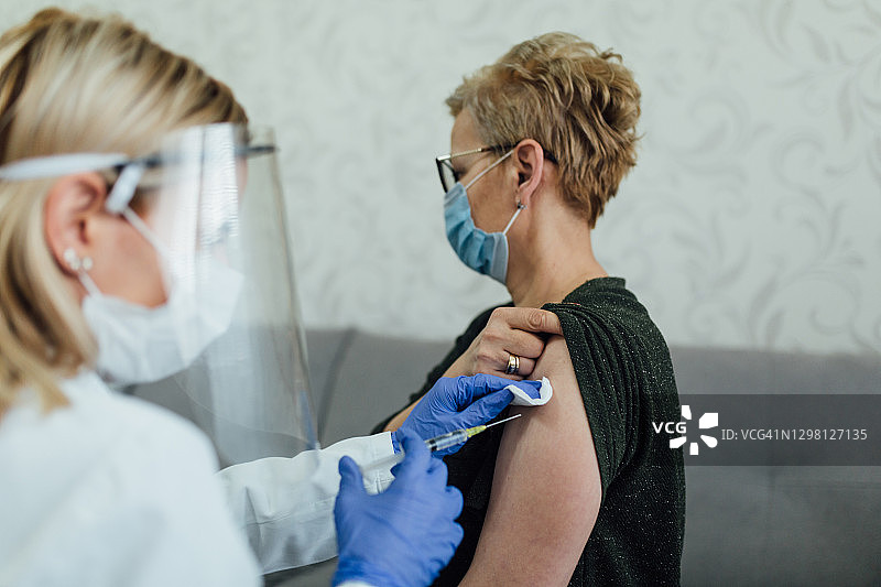 年长的白人女性接种疫苗图片素材