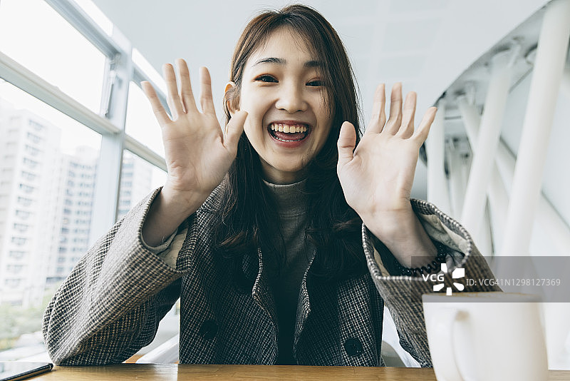 亚洲女学生进行视频会议图片素材