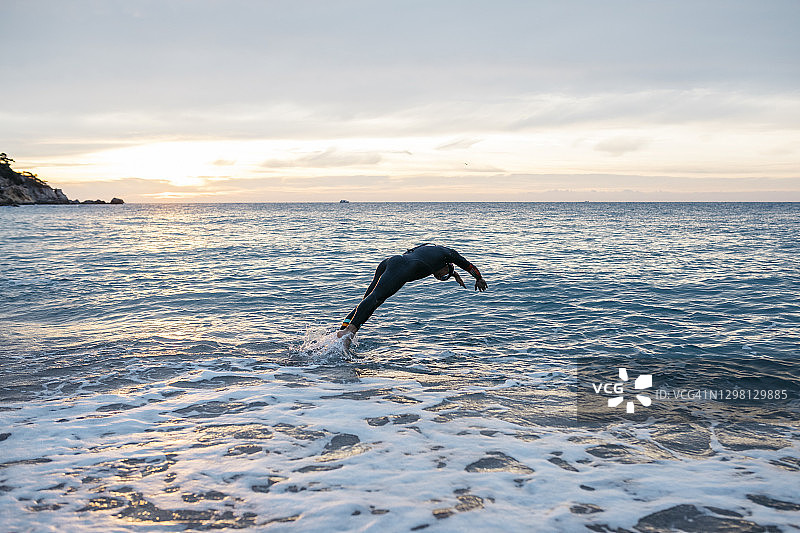男游泳运动员跳入海中图片素材
