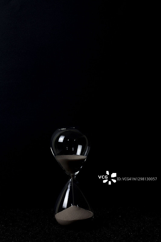 黑暗中，时间流逝缓慢图片素材