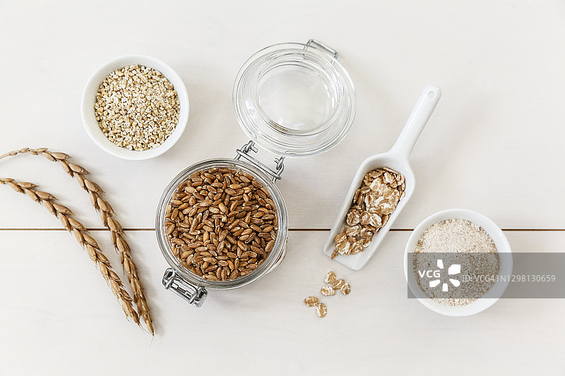 面粉、谷物和薄片形式的小麦图片素材