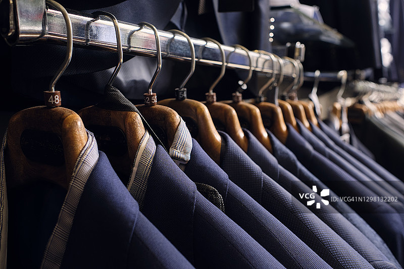 精品店衣架上成排的西装图片素材