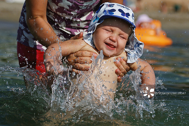 第一次在海里游泳和潜水的可爱幼儿男孩肖像图片素材