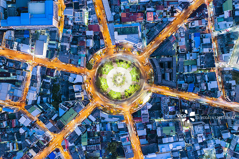 泰国曼谷翁怀亚艾夜间道路环岛及车流光轨航拍俯视图图片素材