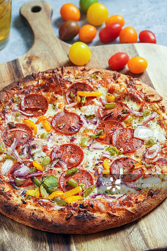 意大利辣香肠披萨特写图片素材