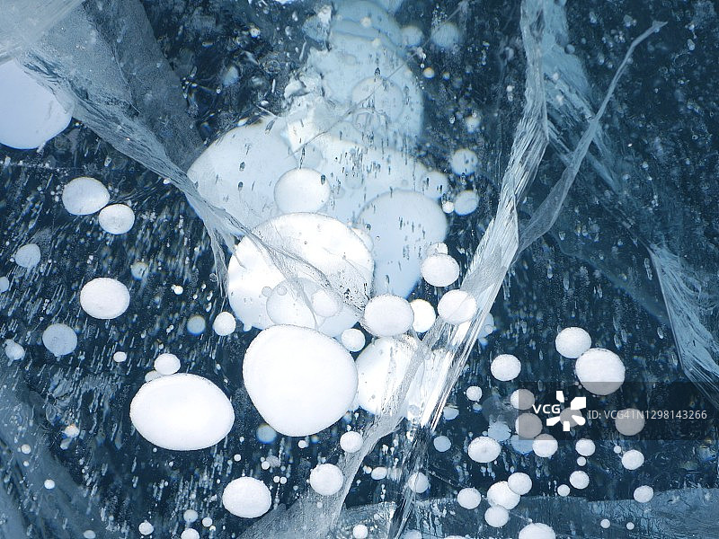 冰冻的贝加尔湖的甲烷气泡图片素材