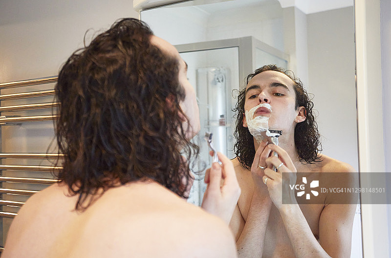 男人刮胡子图片素材