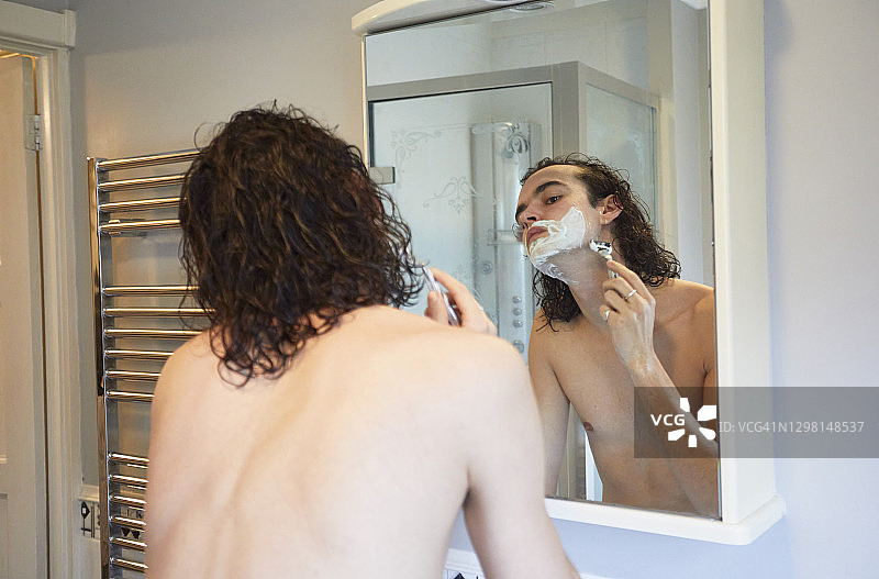 男人刮胡子图片素材