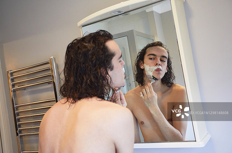 男人刮胡子图片素材