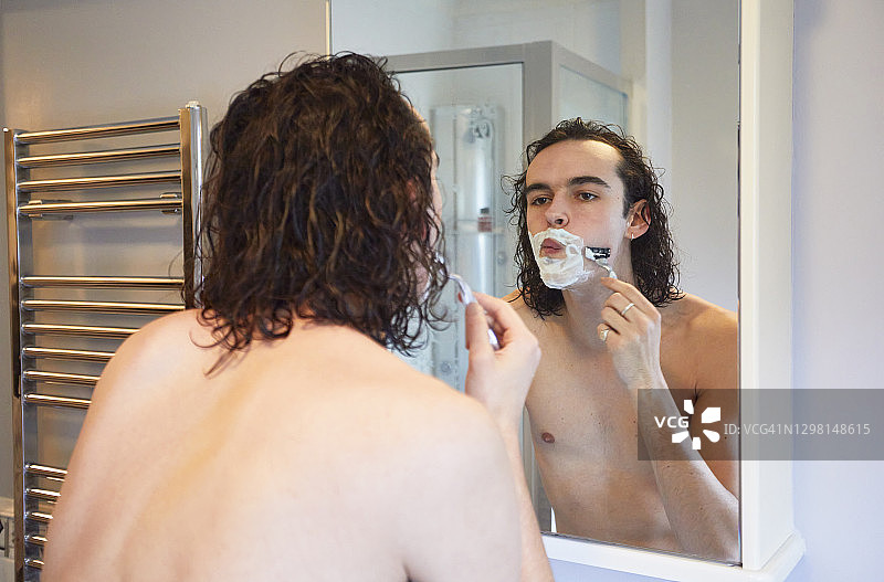 男人刮胡子图片素材