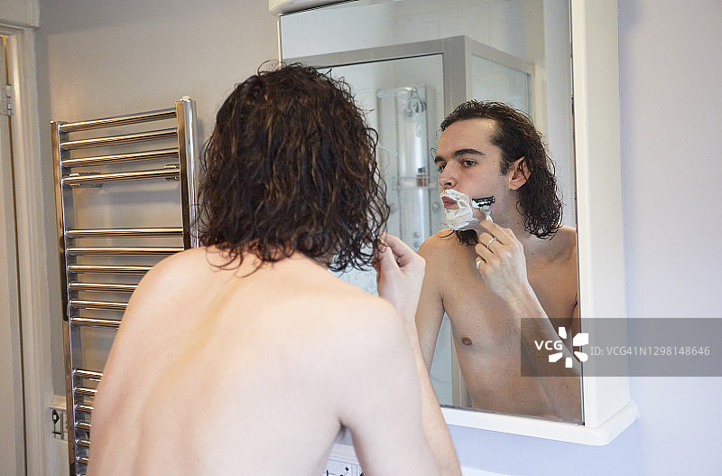 男人刮胡子图片素材