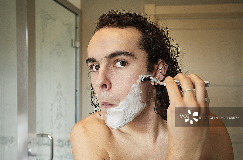 男人刮胡子图片素材