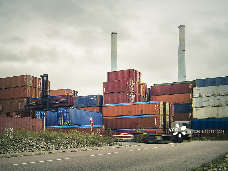 法国勒阿弗尔港商业港口的集装箱和背景中的煤电站图片素材