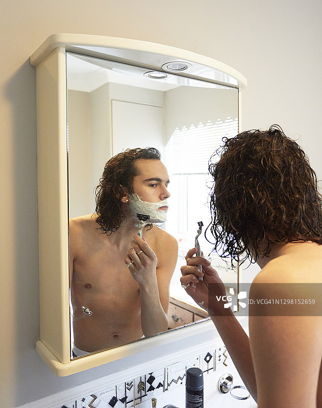 男人刮胡子图片素材