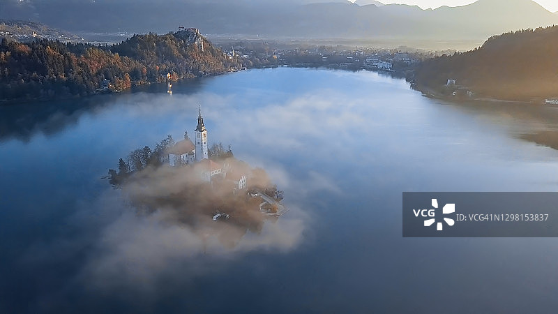 斯洛文尼亚布莱德湖玛丽升天朝圣教堂航拍图片素材