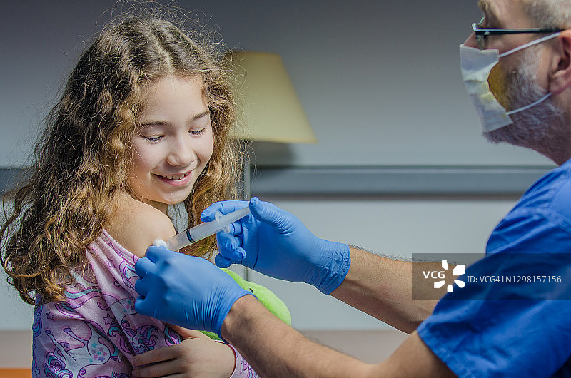小女孩接种疫苗图片素材