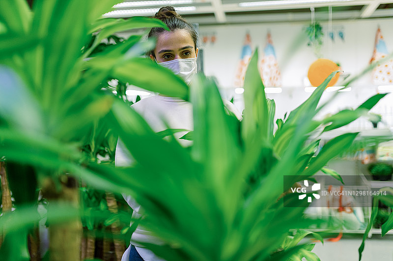 年轻女人在花店购买鲜花图片素材