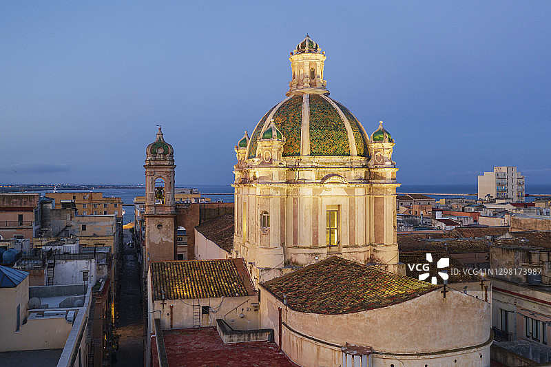 黎明时分的特拉帕尼圣洛伦索马蒂雷大教堂俯视图图片素材