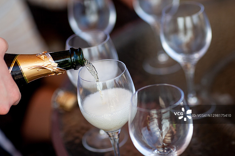 倒入杯中的香槟图片素材