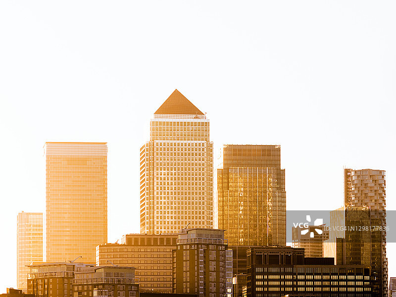 伦敦金丝雀码头日出时的城市摩天大楼图片素材