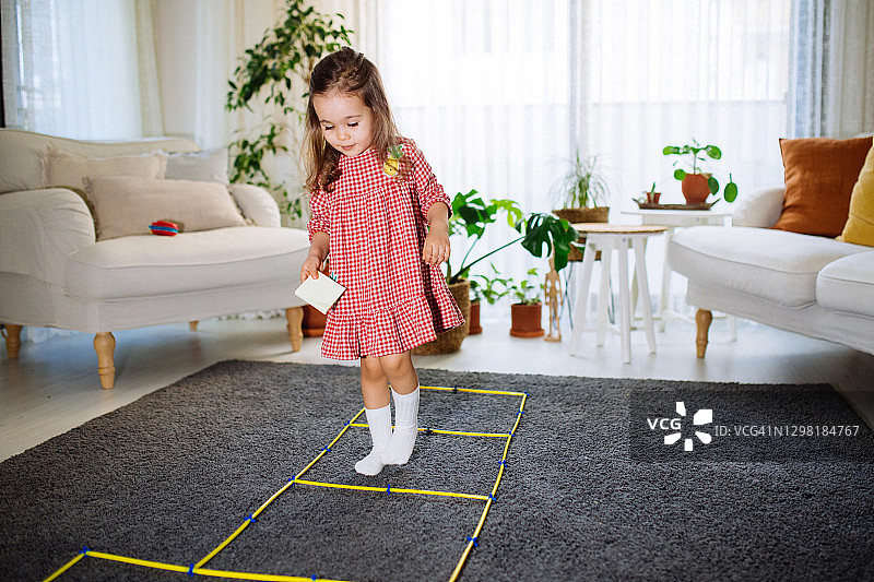 幼儿在家跳房子玩耍图片素材