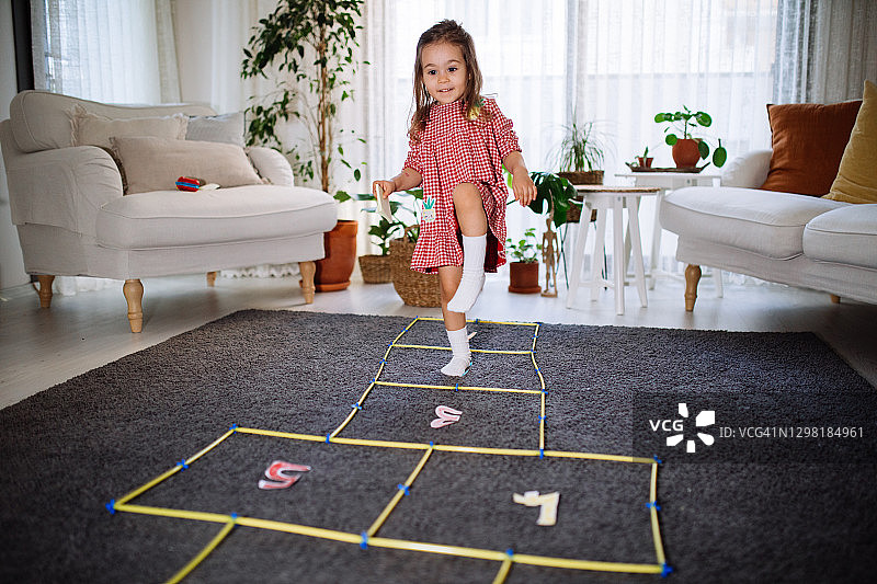 幼儿在家跳房子玩耍图片素材