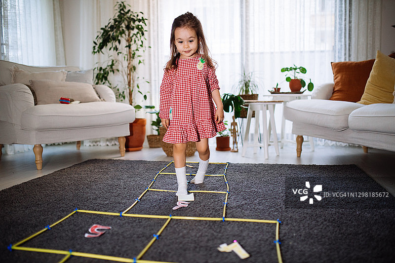 幼儿在家跳房子玩耍图片素材