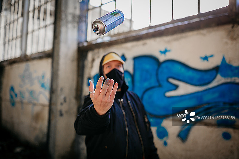 喷雾罐男人图片素材