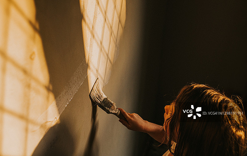 儿童用中性白色涂料粉刷墙壁图片素材