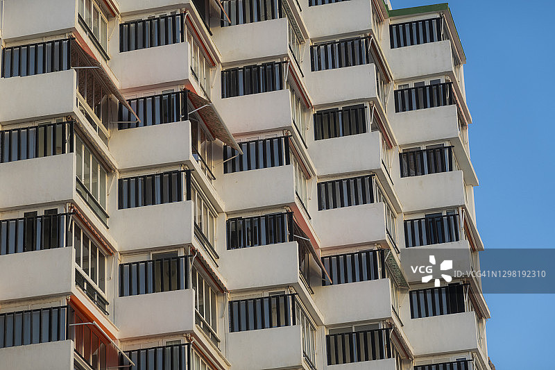 公寓楼的仰视视角图片素材