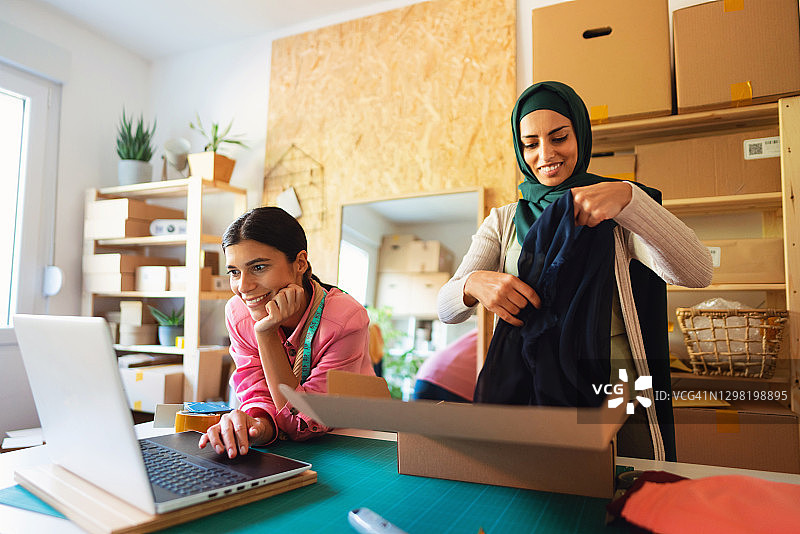 两位年轻的穆斯林女商人居家经营线上零售商店图片素材