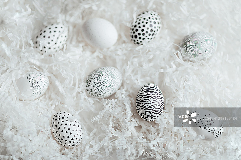 纸背景上的黑白彩绘复活节彩蛋图片素材