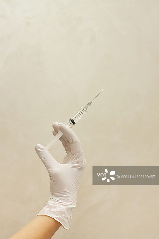 医生手持注射器图片素材