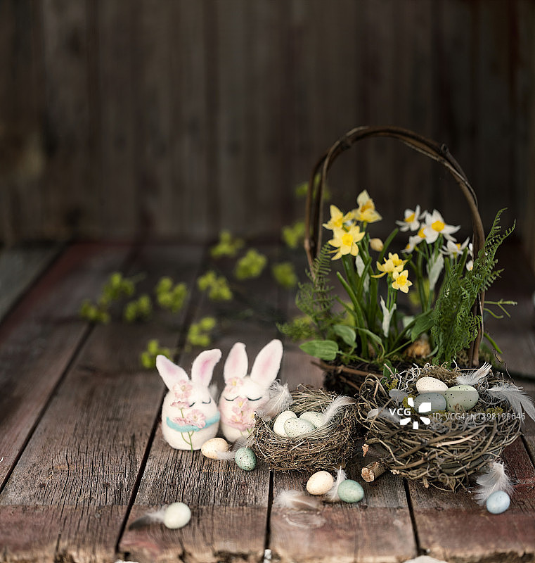 旧木背景上的复古复活节篮子和复活节彩蛋图片素材
