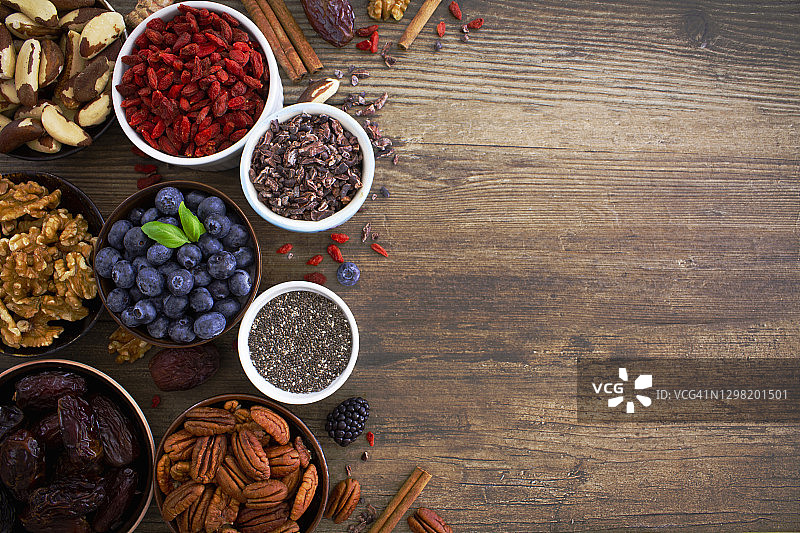 乡村木桌上的超级食品图片素材