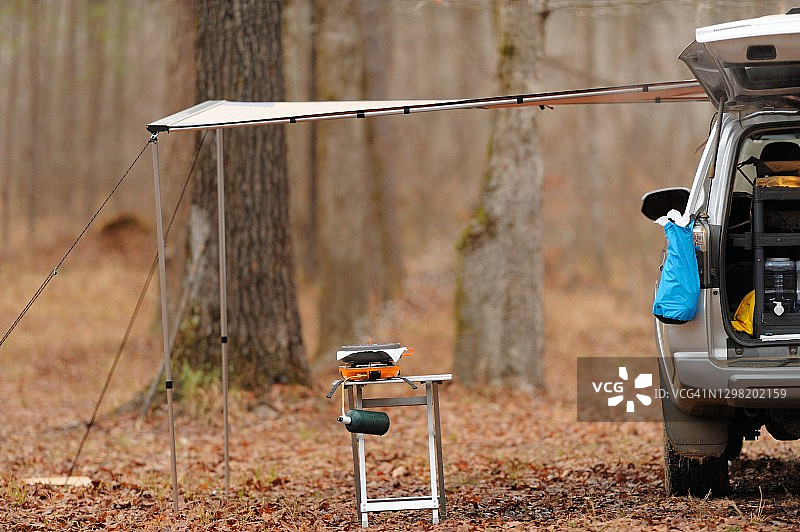 在野营地点的炉子上烹饪图片素材