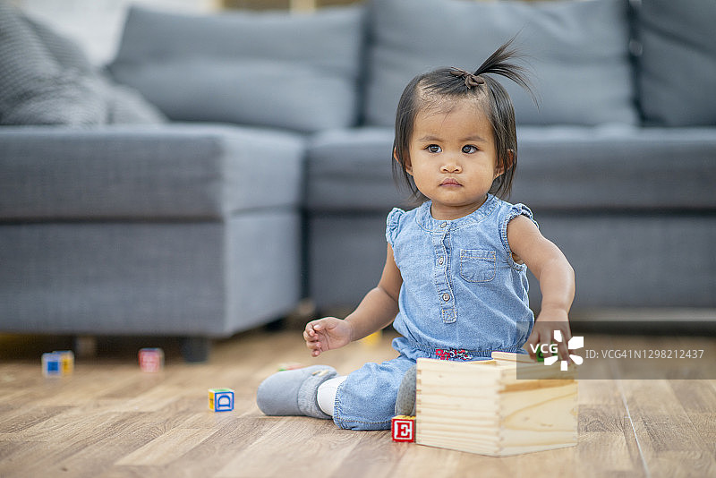 玩积木的女童图片素材
